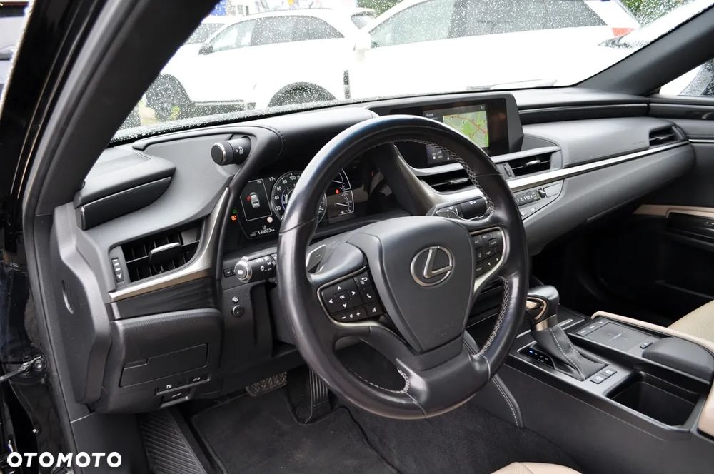 Lexus ES 300h Business Edition + - 17