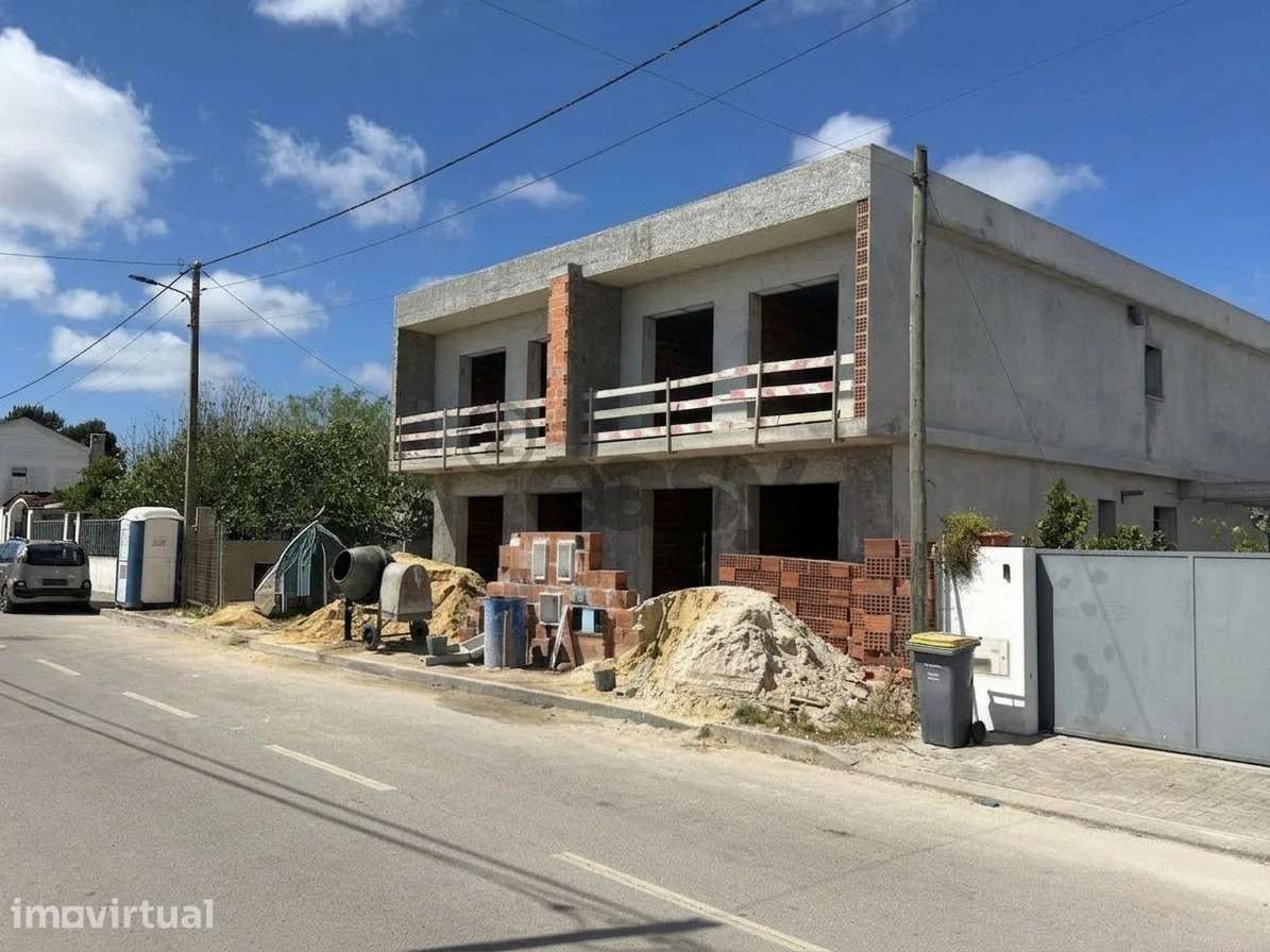 Moradia T4 geminada com piscina em Fernão Ferro - Grande imagem: 2/18