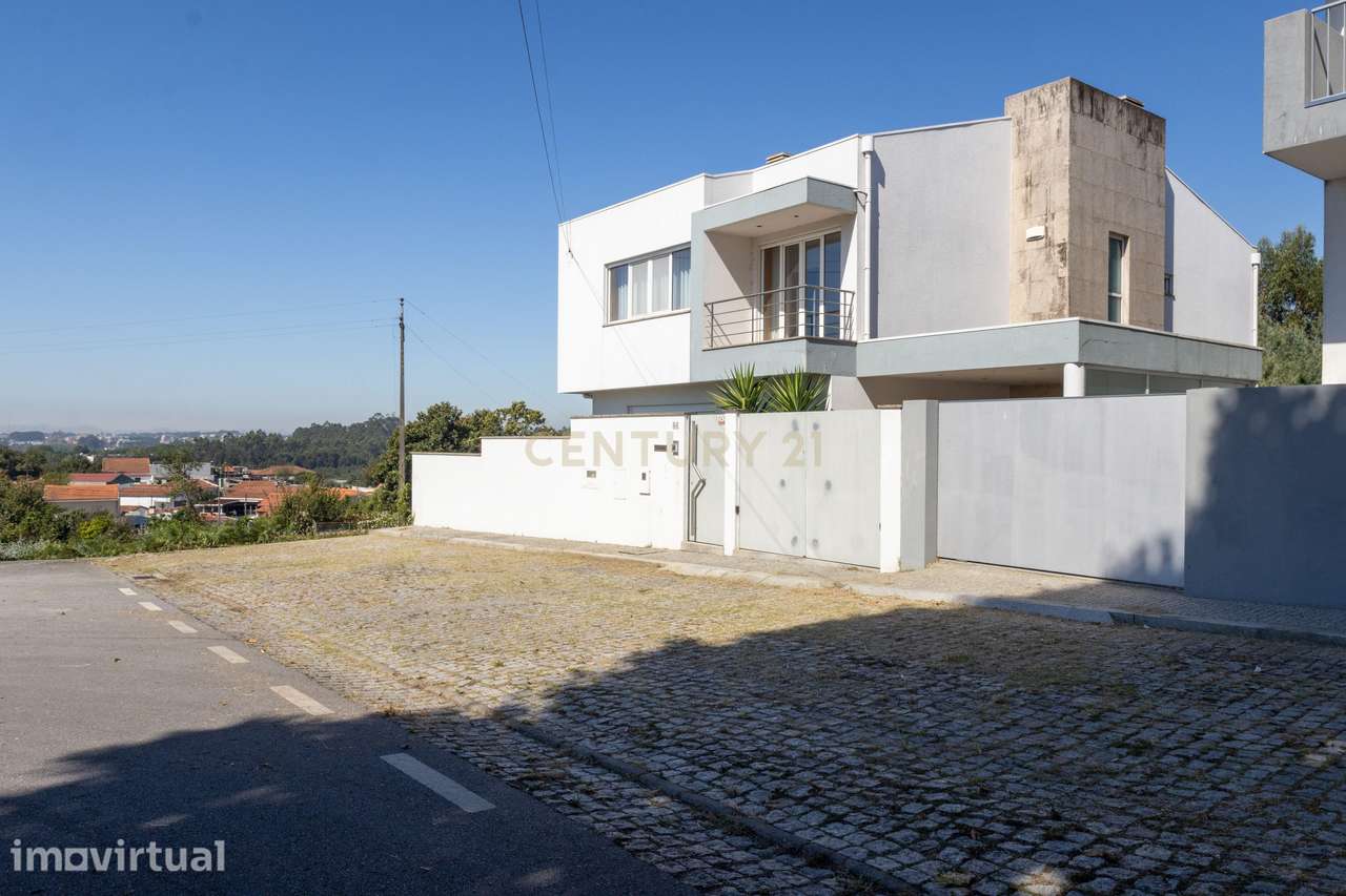 Moradia T3 de Excelência na Maia| 398 m² | 3 Suítes | Garagem para vár