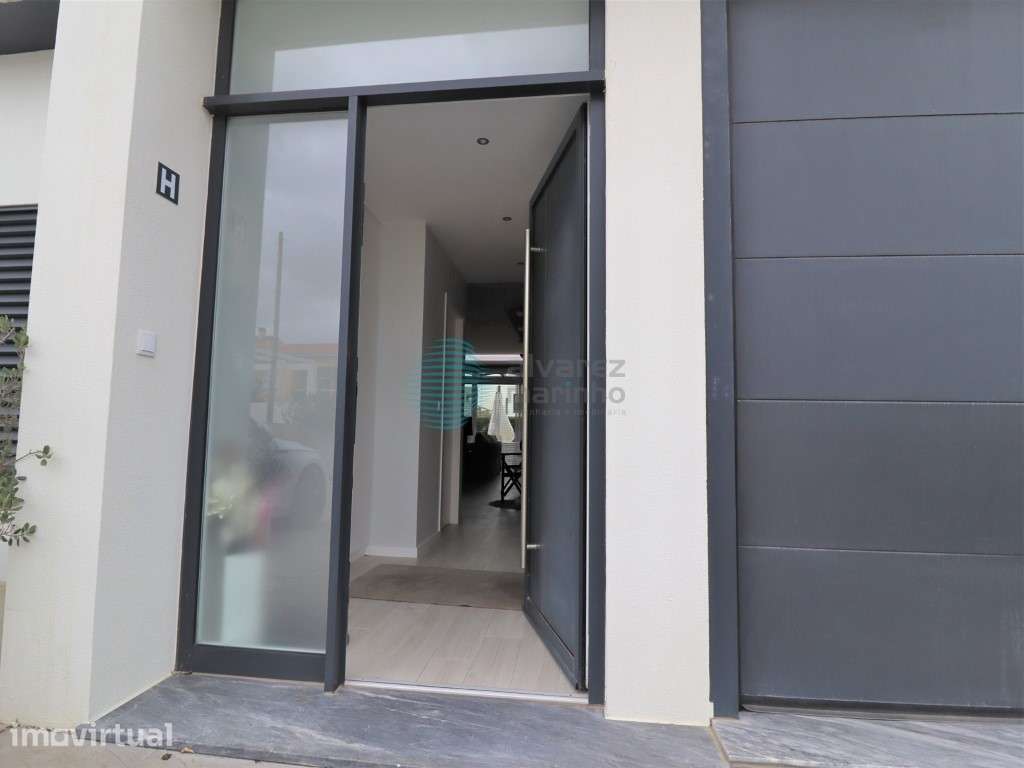 Moradia V3, na zona de Santa Cruz, em condomínio fechado - Grande imagem: 2/33