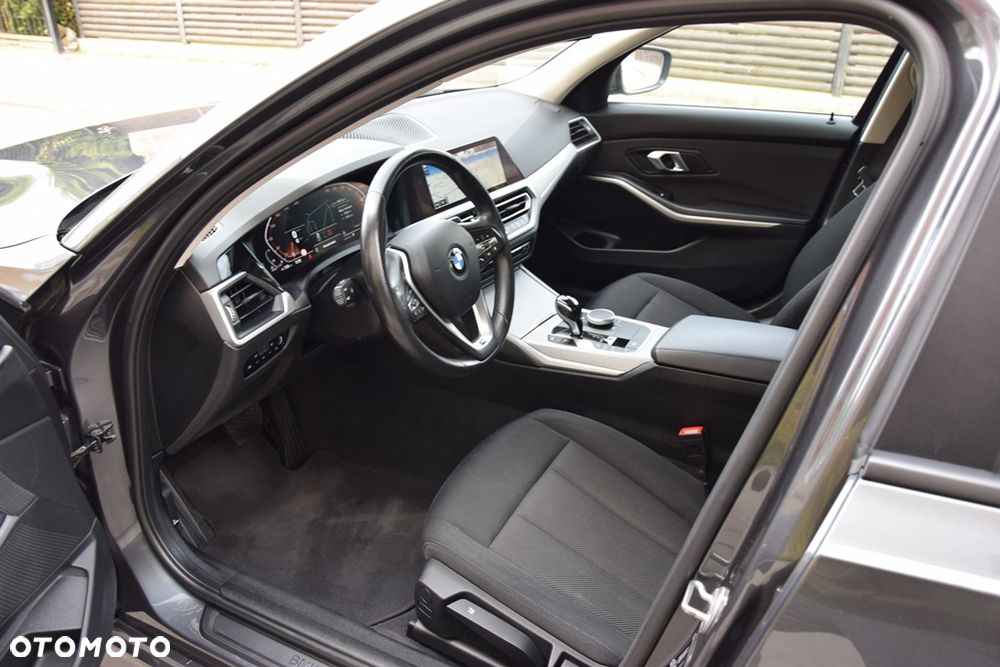 BMW Seria 3 318d Edition M Sport Shadow - 12