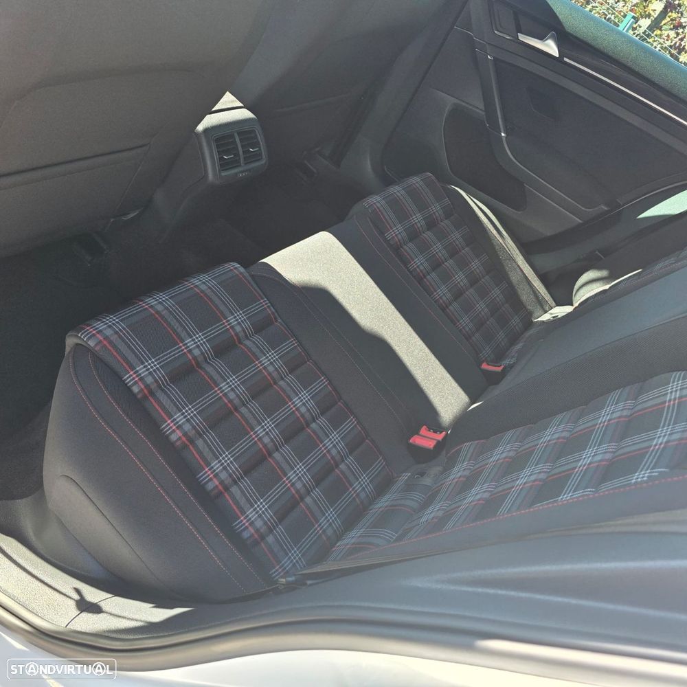 VW Golf 2.0 TSi GTi DSG - 32