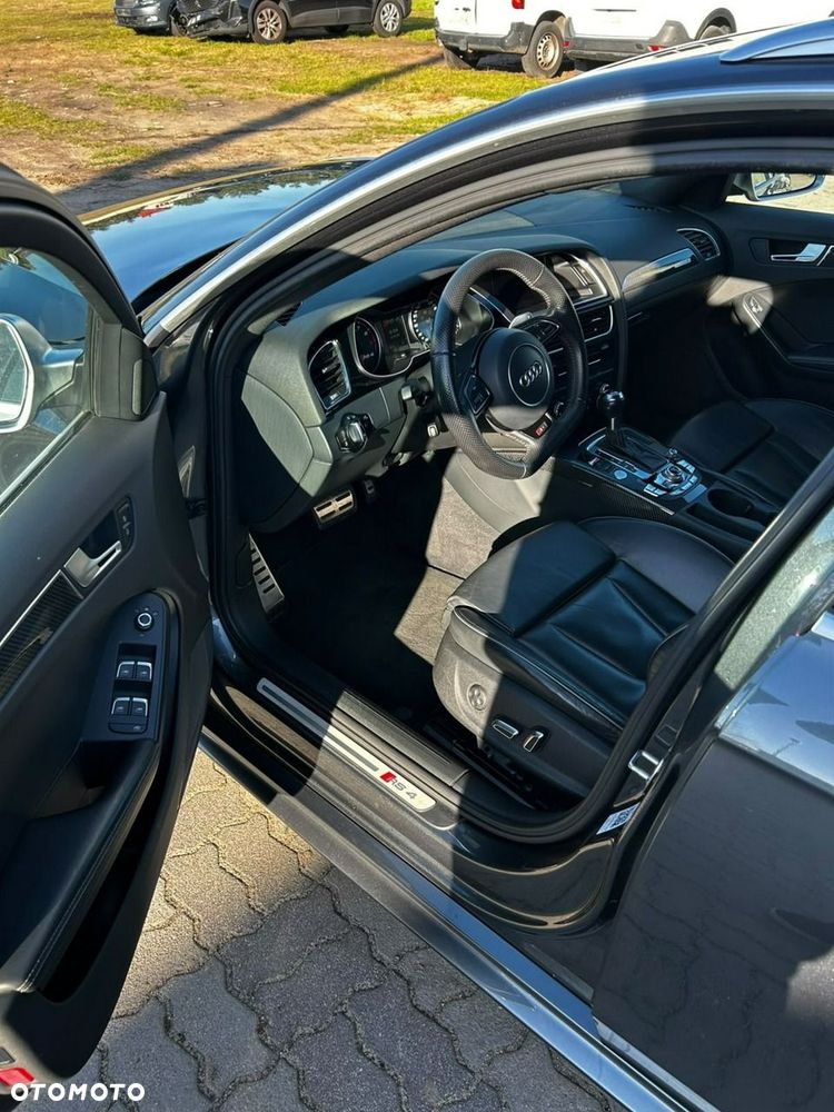 Audi RS4 Avant - 8