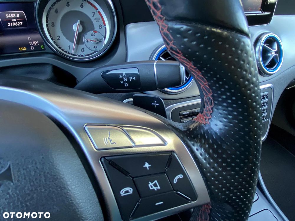 Mercedes-Benz CLA 200 7G-DCT AMG Line - 35