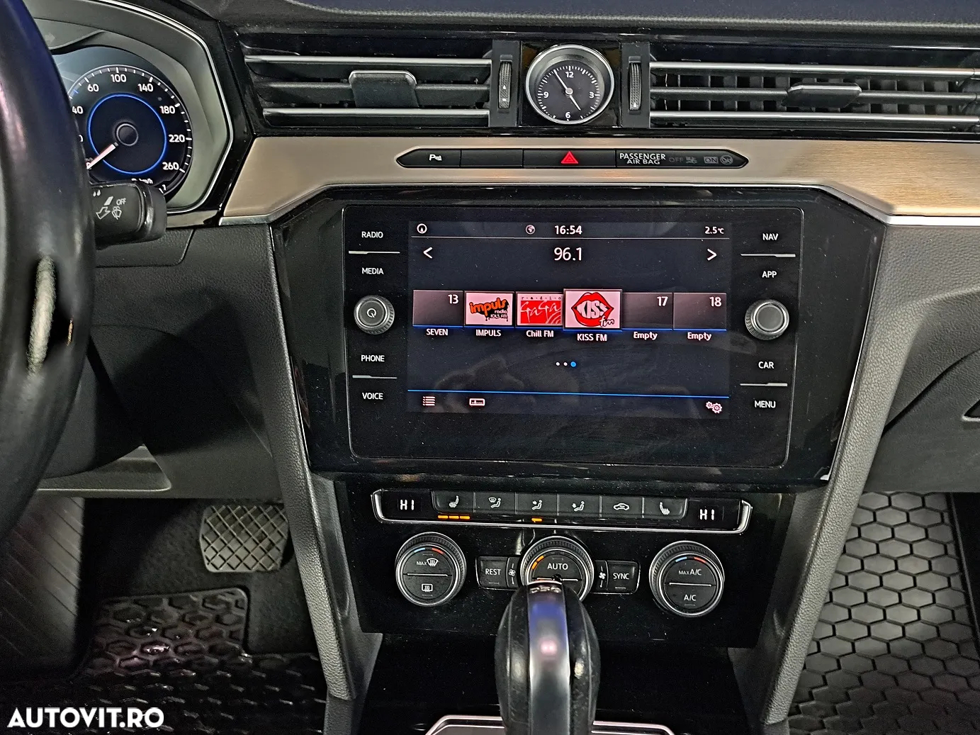 Volkswagen Passat - 16