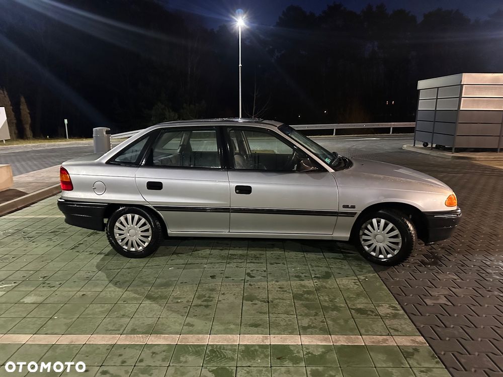 Opel Astra 1.4 GLS - 2