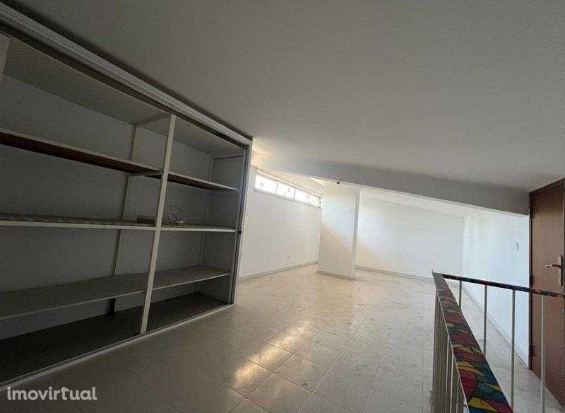 Vendo terreno de 9.000 m2 com casa T5 em Lisboa - Grande imagem: 4/11