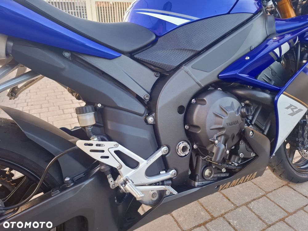 Yamaha R1 - 22