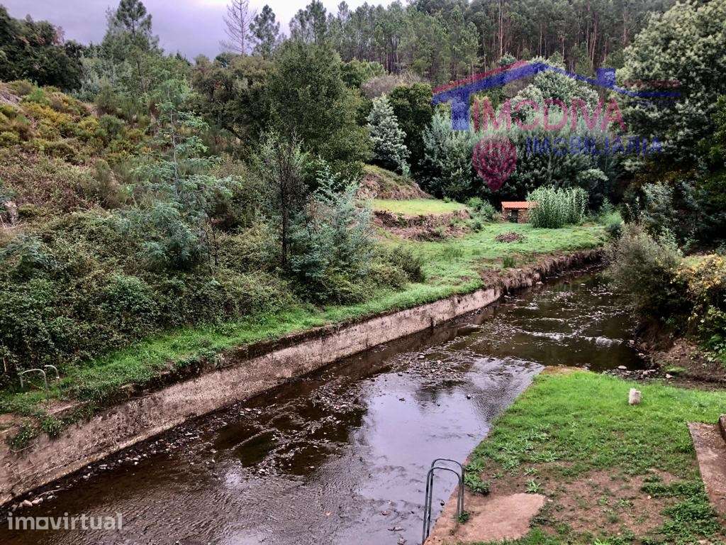 Terreno em socalcos com 700 m2 e anexo, a confinar com ribeira de Mega - Grande imagem: 2/10