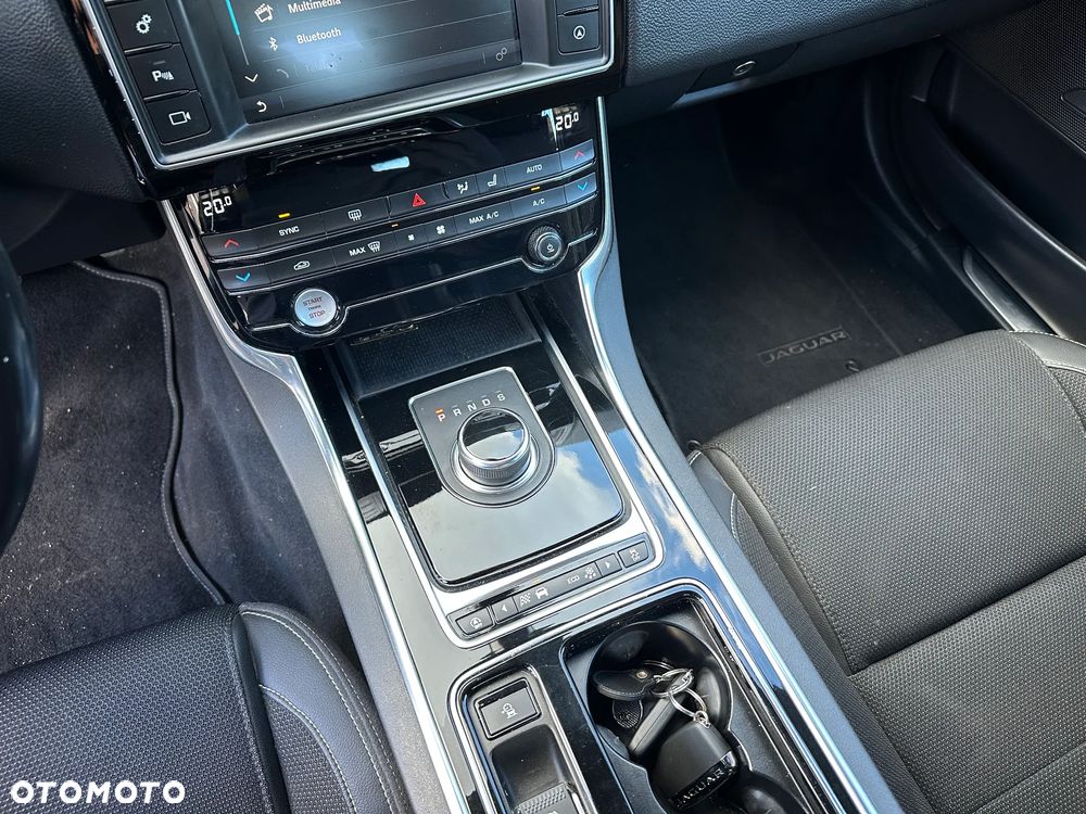 Jaguar XE - 16