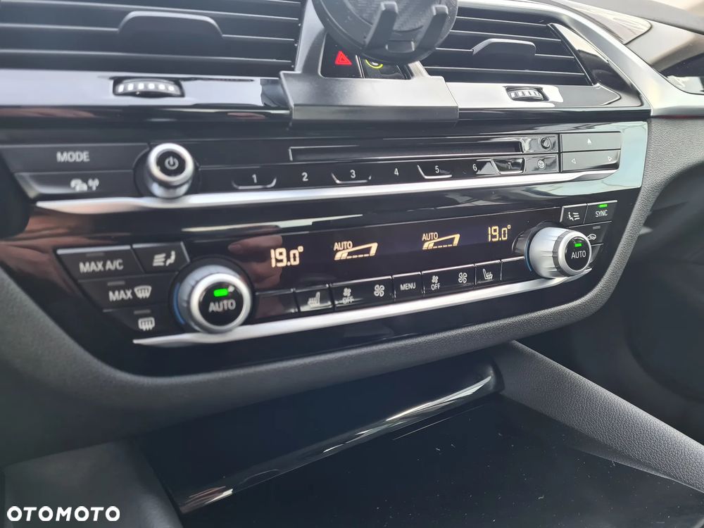 BMW Seria 5 520i Sport Line sport - 32