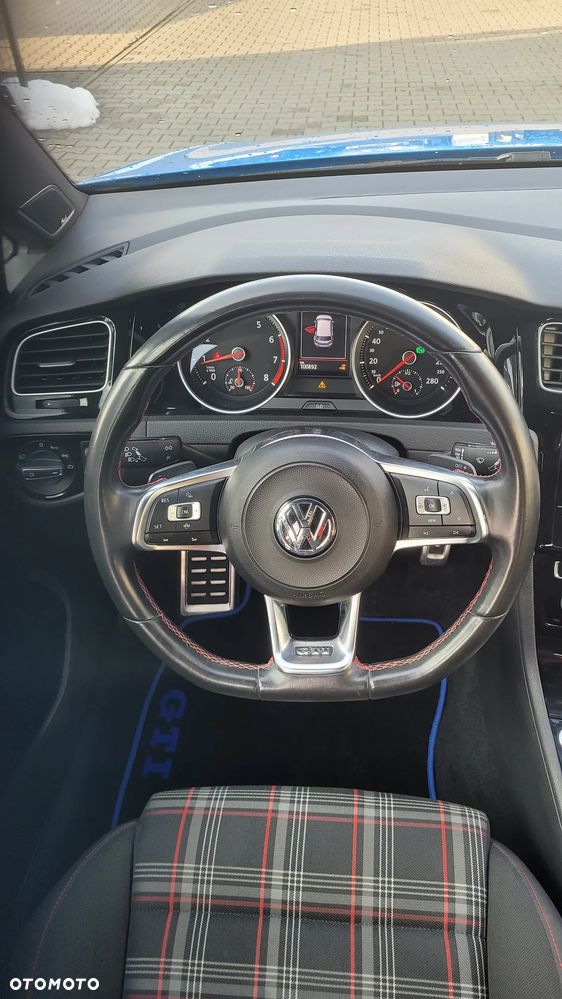 Volkswagen Golf - 22