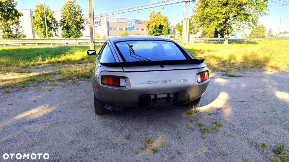 Porsche 928 - 12