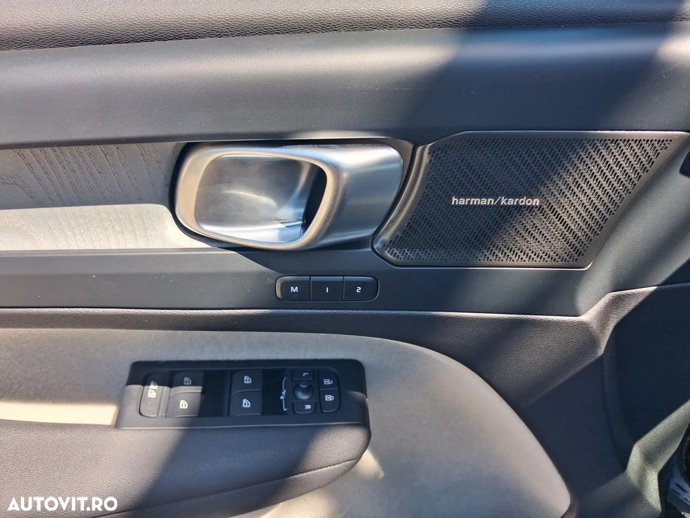 Volvo XC 40 B3 AT FWD MHEV Plus Dark - 11