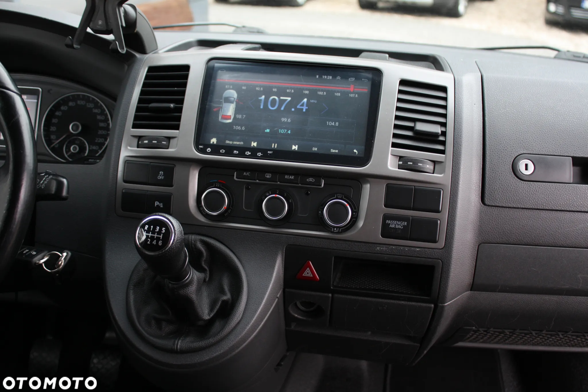 Volkswagen Caravelle - 23