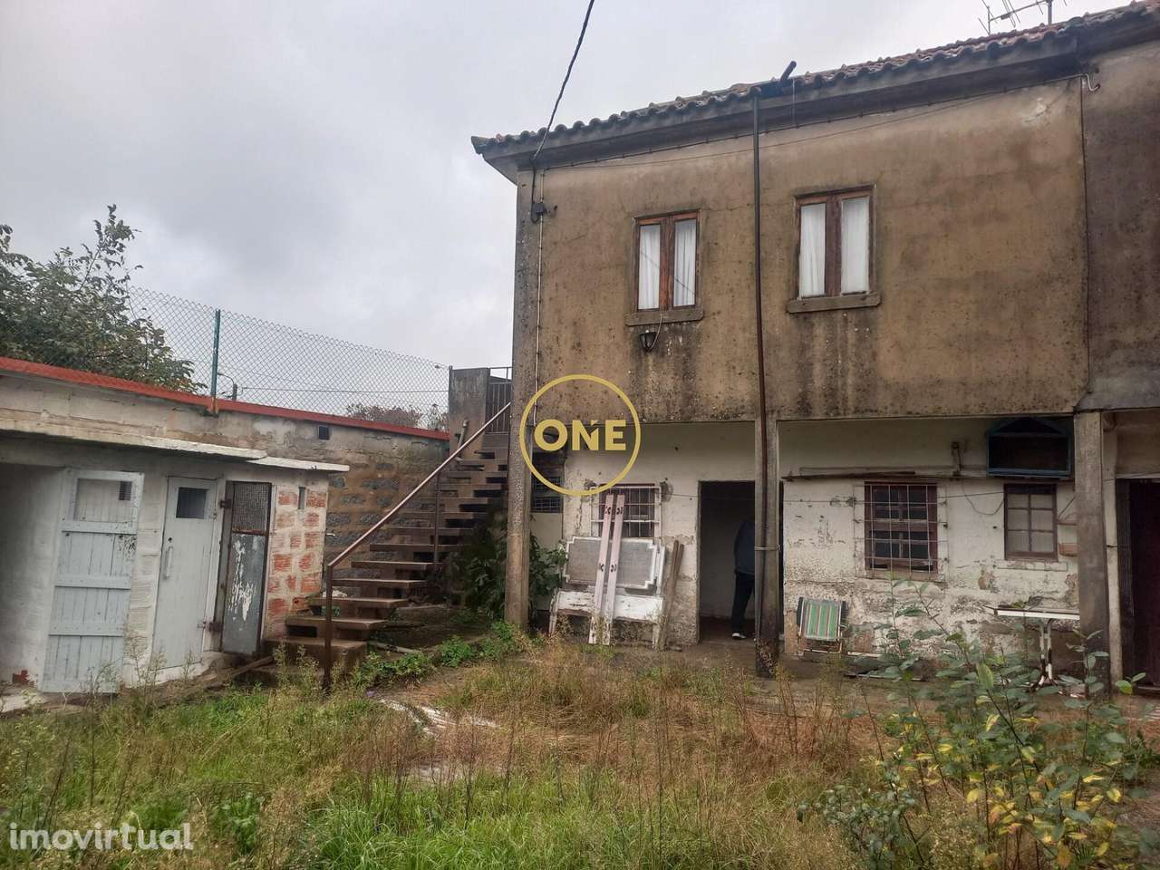 Moradia de 2 pisos para restauro, situada em Delães, com quintal e log - Grande imagem: 3/8