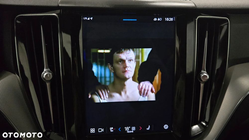 Volvo XC 60 B4 B Plus Dark - 32