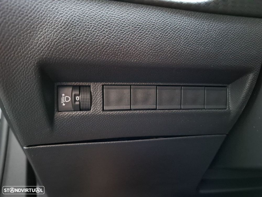 Peugeot 2008 1.2 PureTech Allure - 20