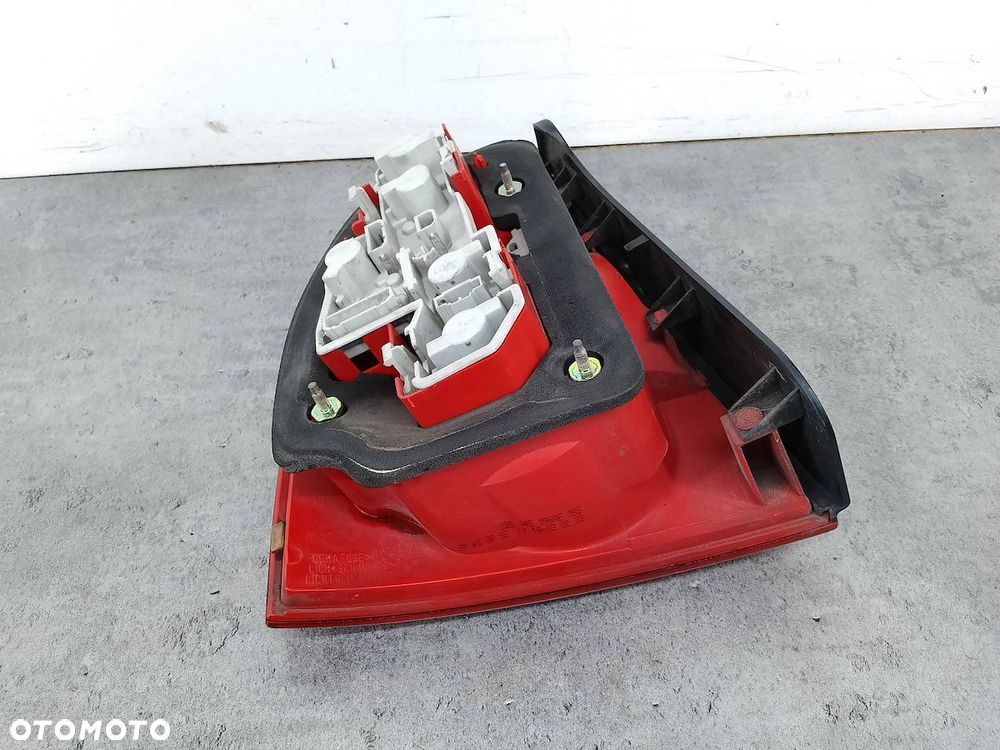 LAMPA TYLNA PRAWA VW PASSAT B5 FL 3B5945096AE SEDAN - 2