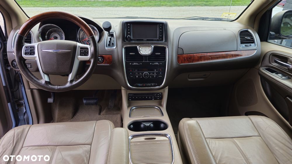 Chrysler Town & Country 3.6 Limited - 13