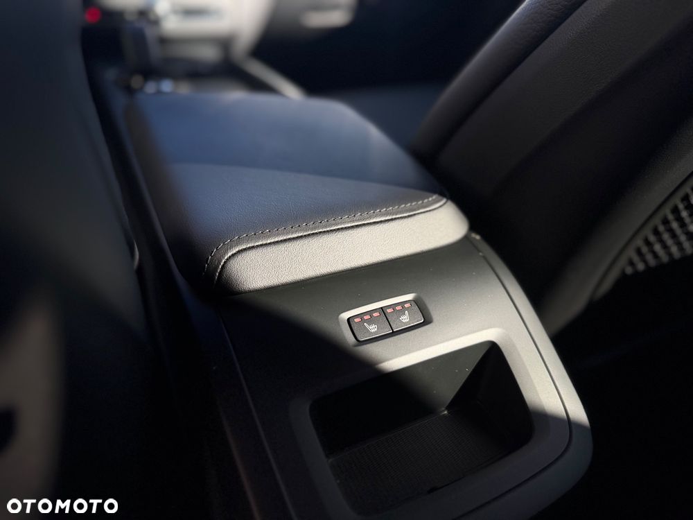 Volvo XC 60 B4 D Plus Dark - 25