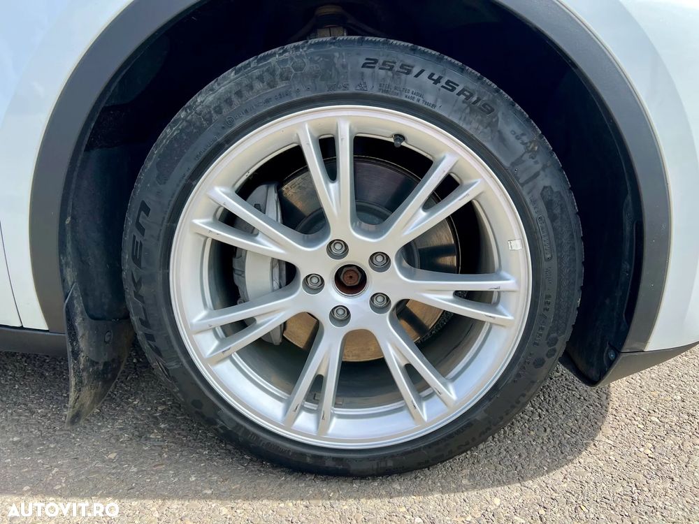 Tesla Model Y - 23