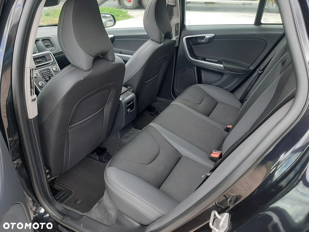 Volvo V60 D2 R-Design Momentum - 20
