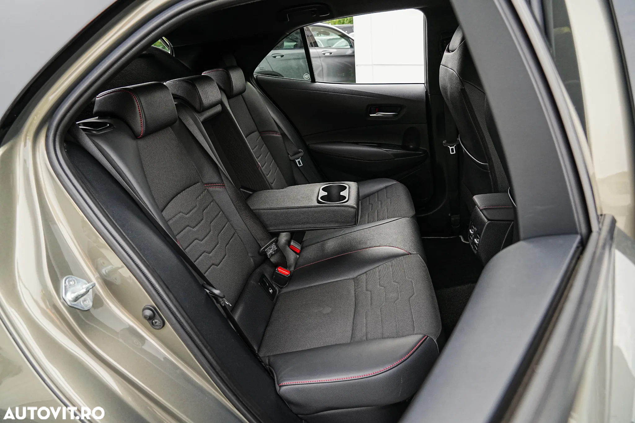 Toyota Corolla 2.0 HSD Exclusive Plus GR Sport Bi-Tone - 18