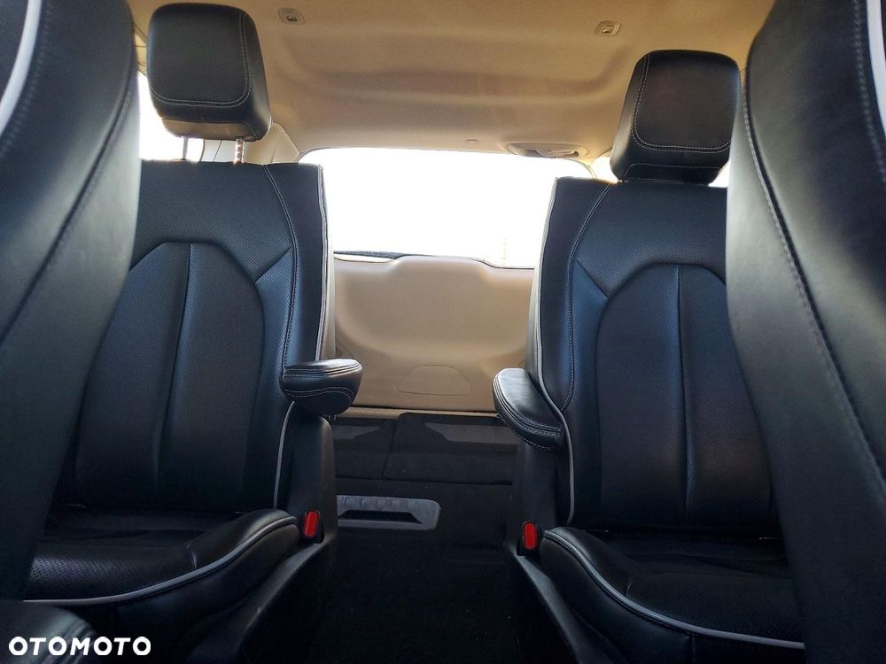 Chrysler Pacifica - 10