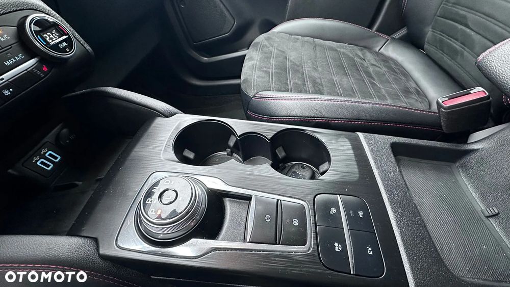 Ford Kuga 2.5 Duratec PHEV ST-LINE X - 29