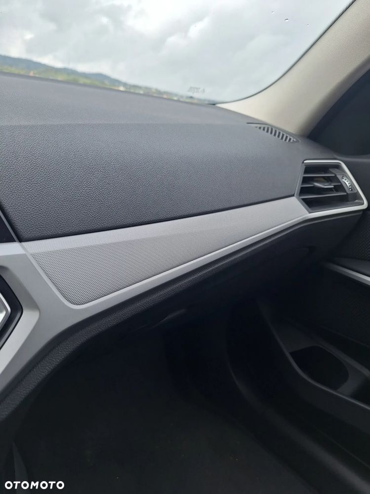 BMW Seria 3 330i xDrive Sport Line sport - 36