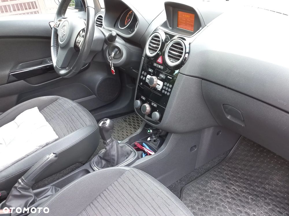 Opel Corsa 1.4 16V Cosmo - 8