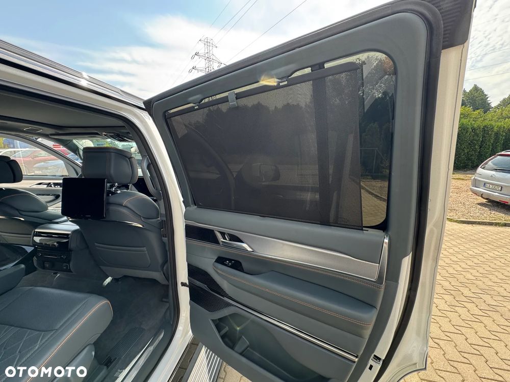 Jeep Grand Wagoneer - 22