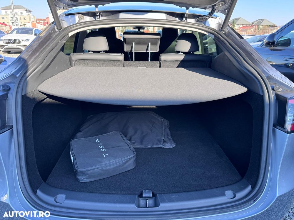 Tesla Model Y Long Range Dual Motor AWD - 38