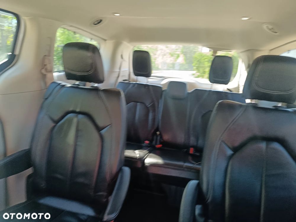 Chrysler Pacifica - 11