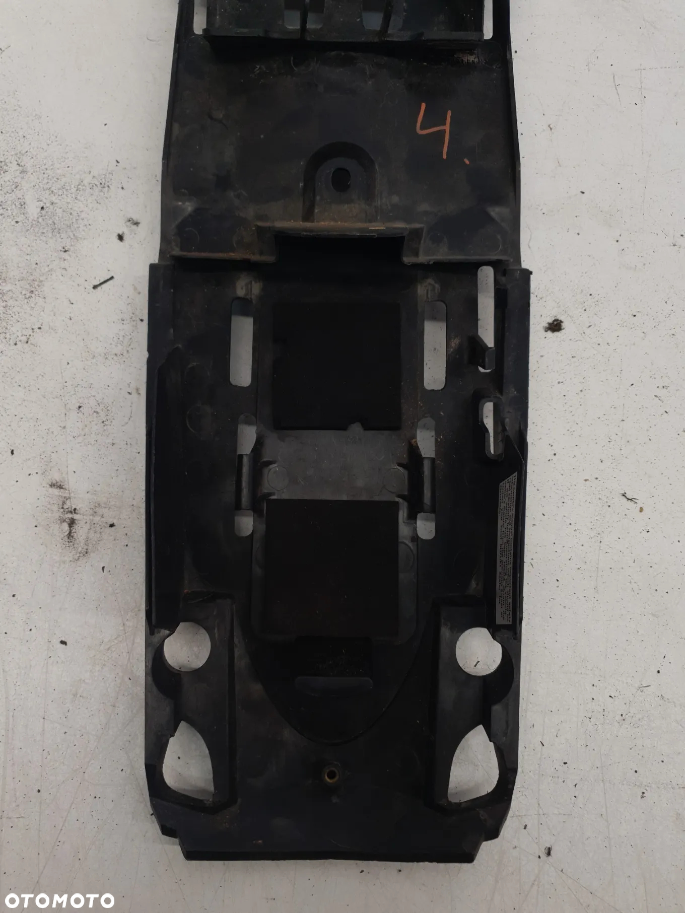 } Suzuki GSX-R 1000 K5 - K6 (2005 - 2006) 63111-41G0 Osłona tylnego zadupka mocowanie akumulatora - 2