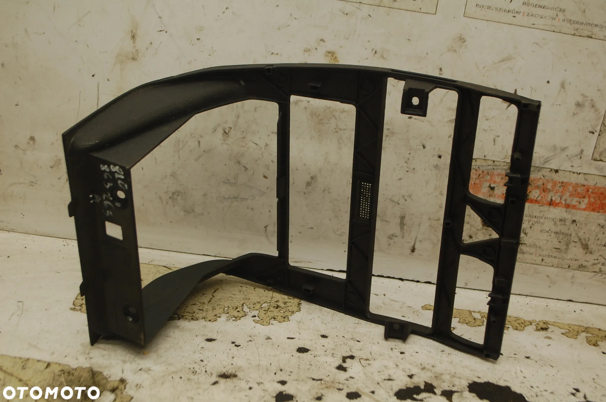 RAMKA OBUDOWA KONSOLI RADIA 8L0863263A AUDI A3 8L - 12