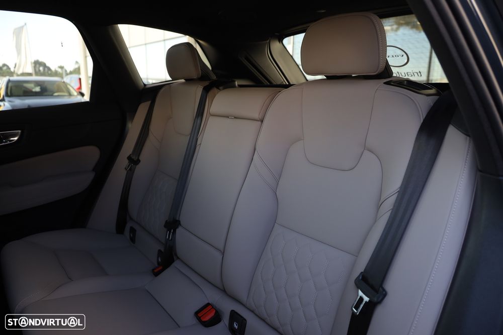 Volvo XC 60 2.0 T6 PHEV Plus Dark - 11