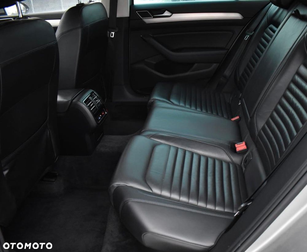 Volkswagen Passat 2.0 TDI DSG BlueMotion Technology R-Line - 16