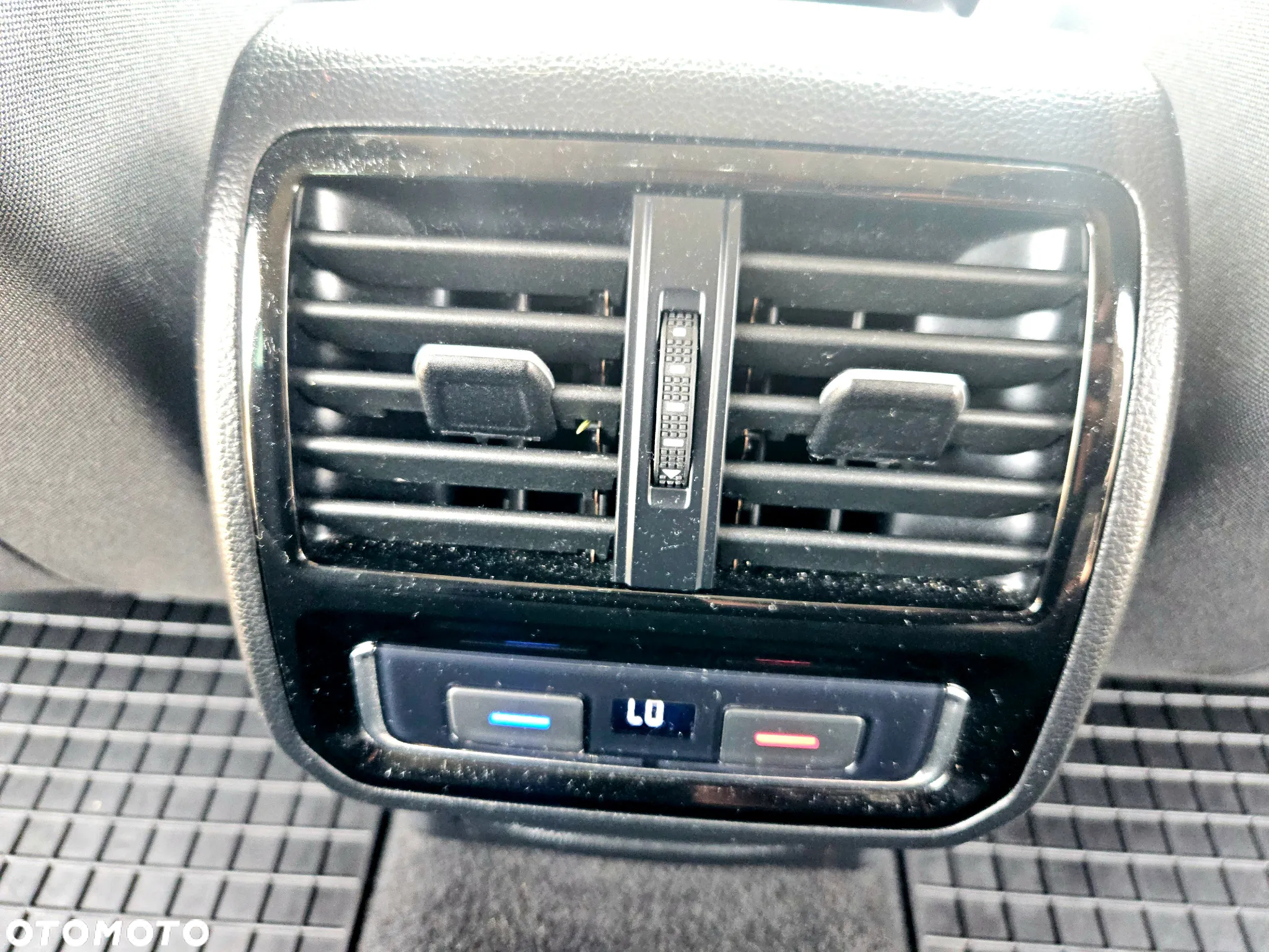 Volkswagen Passat Variant 2.0 TDI SCR DSG Business - 34