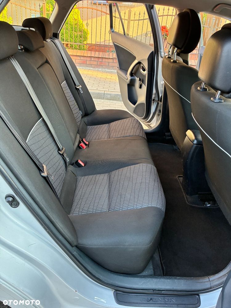 Toyota Avensis 2.0 D-4D - 12