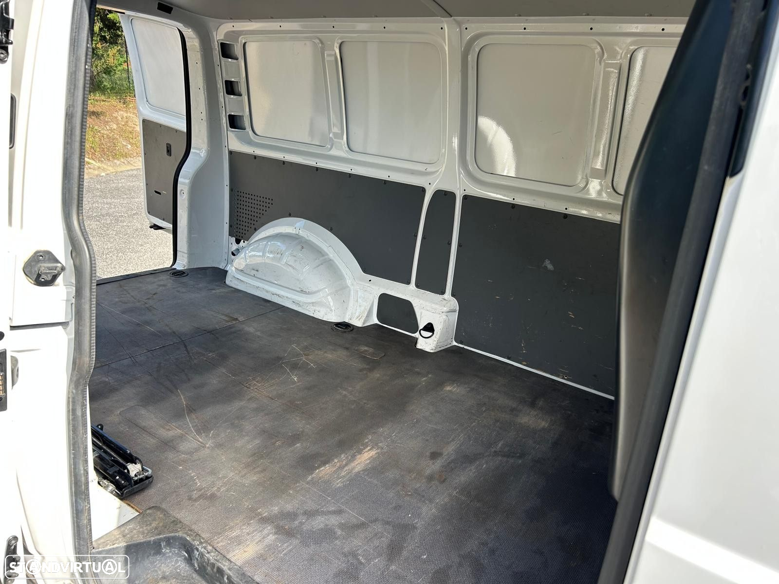 VW Transporter 2.0 TDI L.Business - 16
