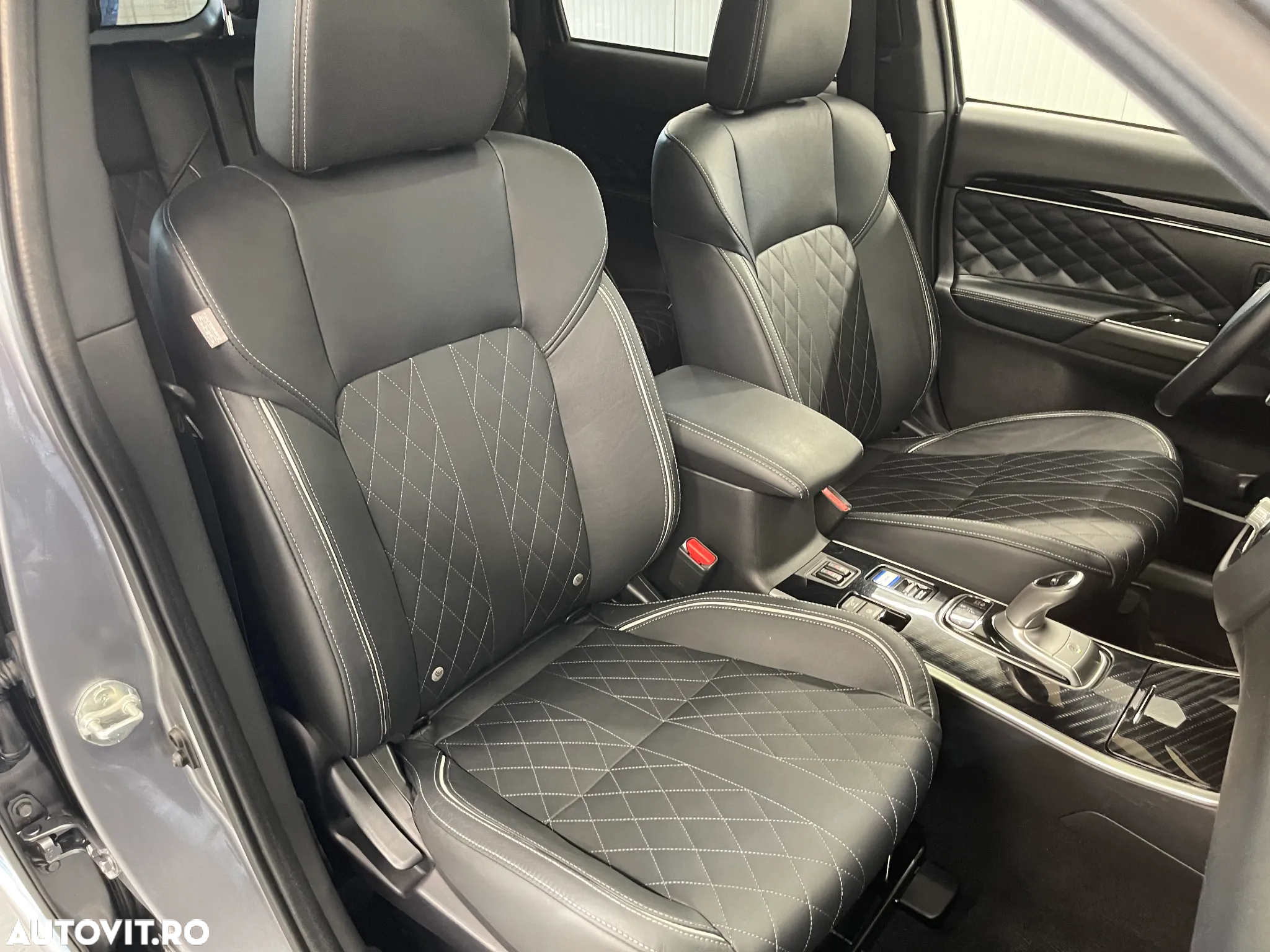Mitsubishi Outlander 2.4 4WD Plug-In Hybrid Top - 10