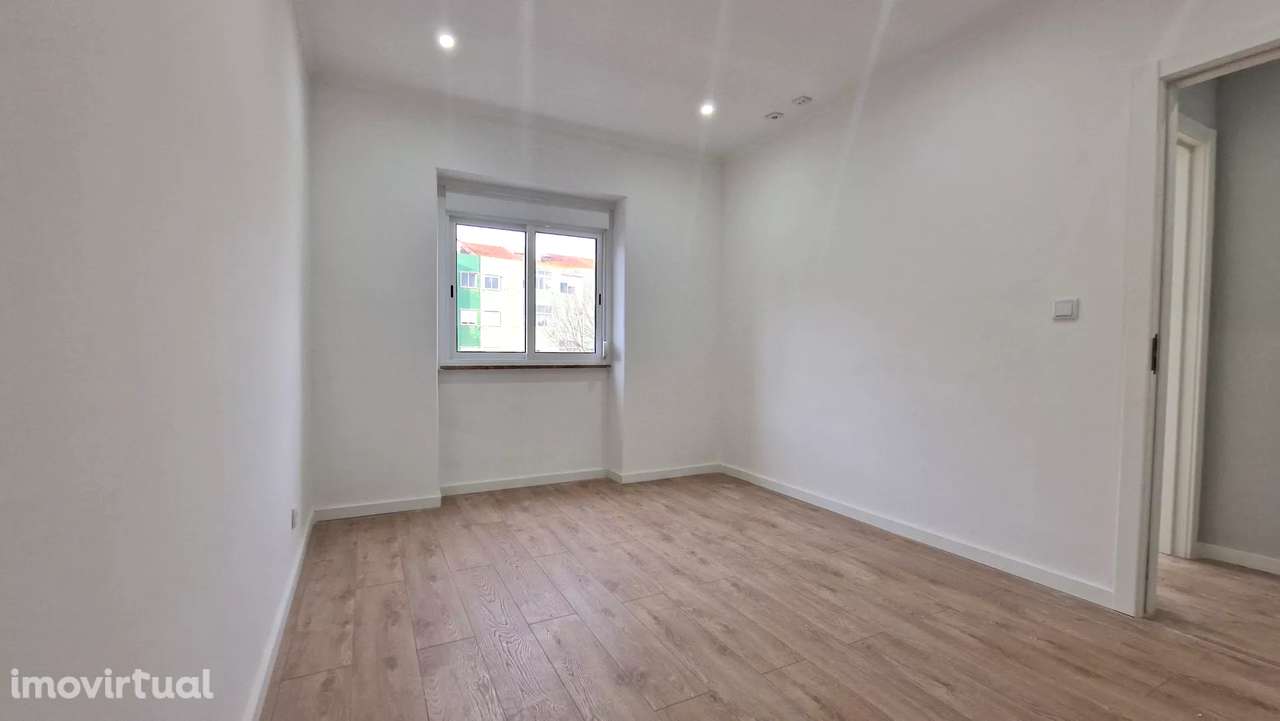 Apartamento T2+1 Remodelado com Terraço-Conforto e Conveniência na Per - Grande imagem: 4/12