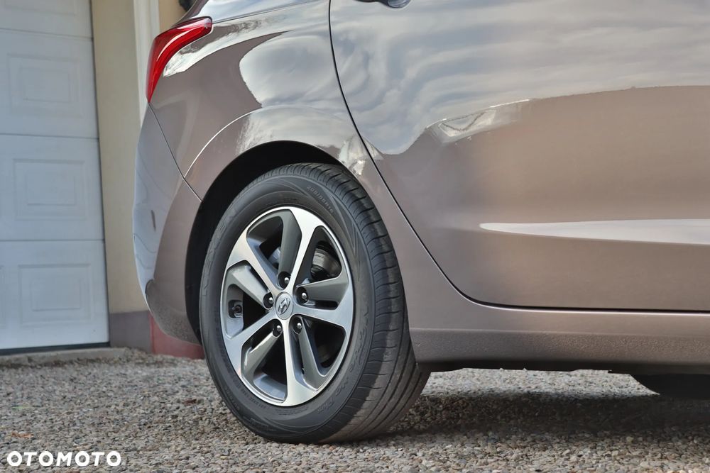 Hyundai i30 blue Kombi 1.6 GDi YES Gold - 12