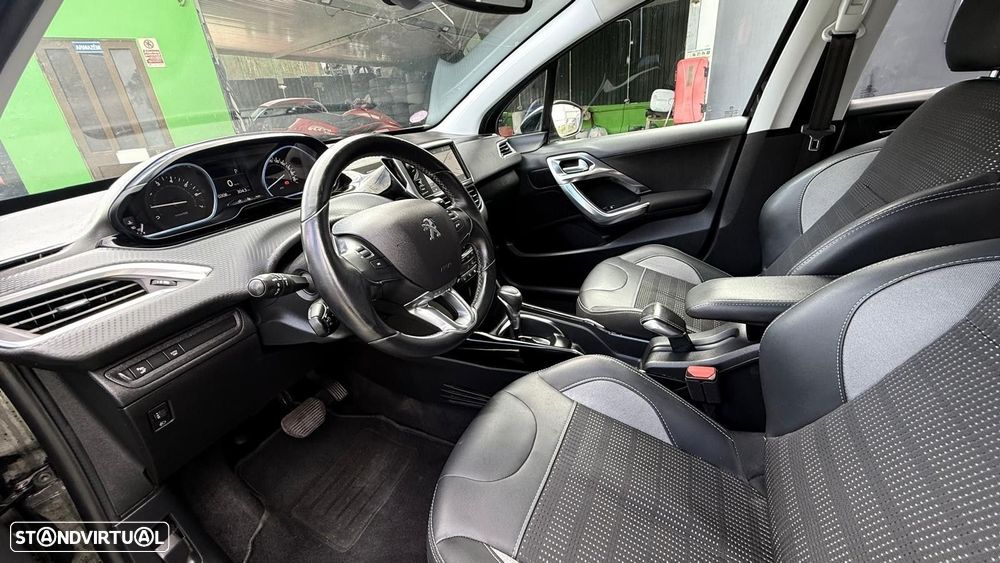 Peugeot 2008 1.2 PureTech Allure EAT6 - 31