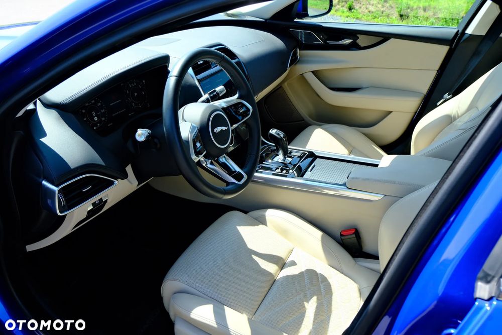 Jaguar XE 25t Prestige - 24