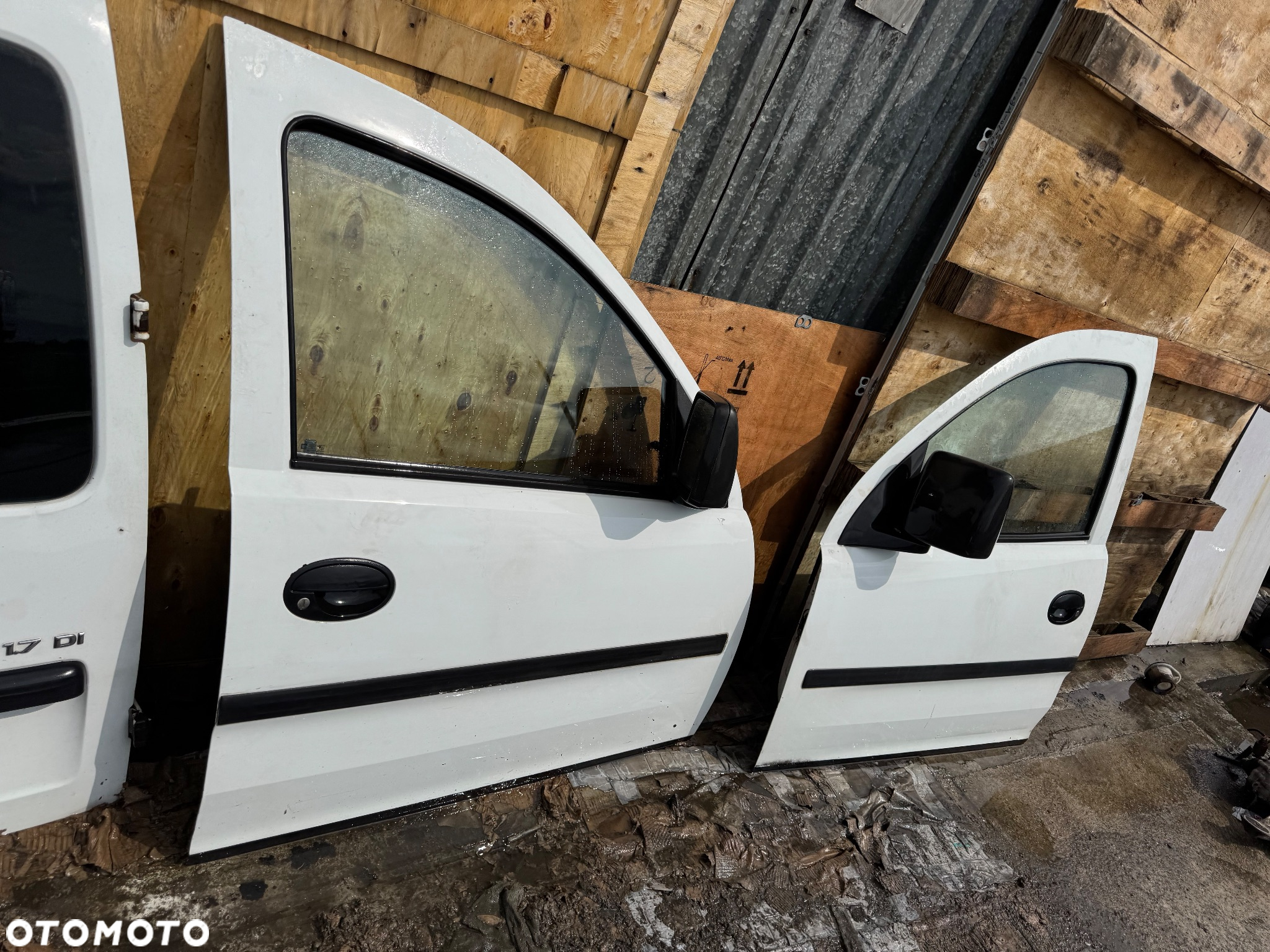 Opel combo c biały białe   Drzwi przednie prawe lewe przód -250sztuka   Drzwi tył tylnie prawe lewe z szybą -250 sztuka   Maska biała -200zl   Szybka wysyłka - 3