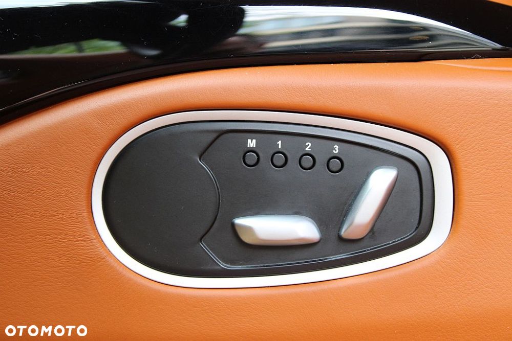 Aston Martin Vantage - 13