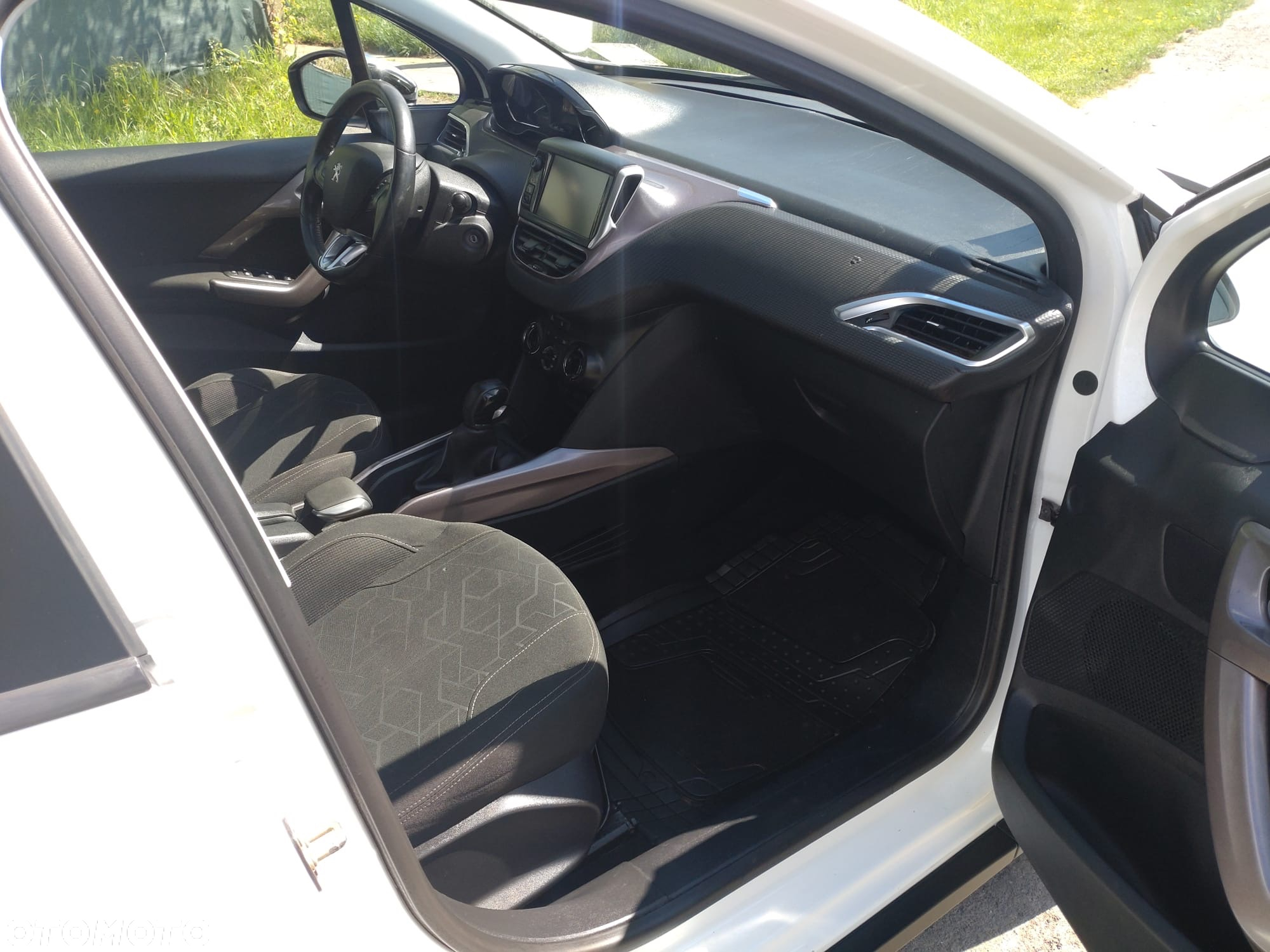 Peugeot 2008 1.2 Pure Tech Allure S&S - 17